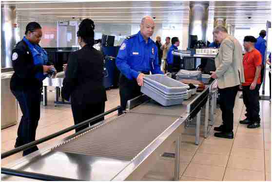 华人注意！2018年各大航空公司禁止携带此种行李登机，小心被当做恐怖分子 - 3