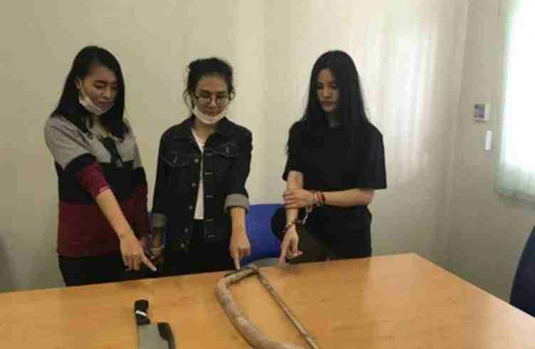 泰国女公关用钢锯和菜刀拦腰斩断闺蜜，被捕时敷着面膜和警察说笑 - 7