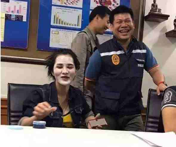 泰国女公关用钢锯和菜刀拦腰斩断闺蜜，被捕时敷着面膜和警察说笑 - 6